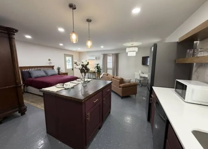 Private Midtown Holiday home
