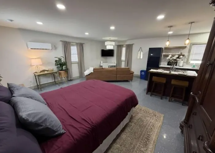 Private Midtown Holiday home